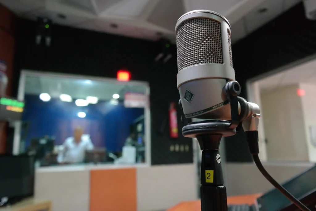 Radio Advertising Advantages and Disadvantages - Radio studio