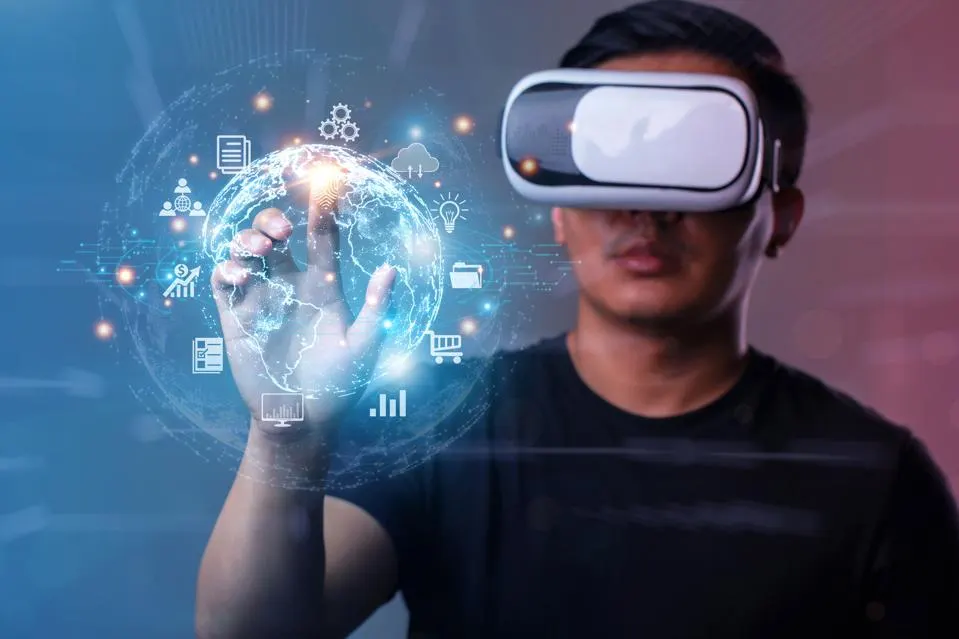 Virtual Reality and Augmented Reality Advertising Trends in 2024