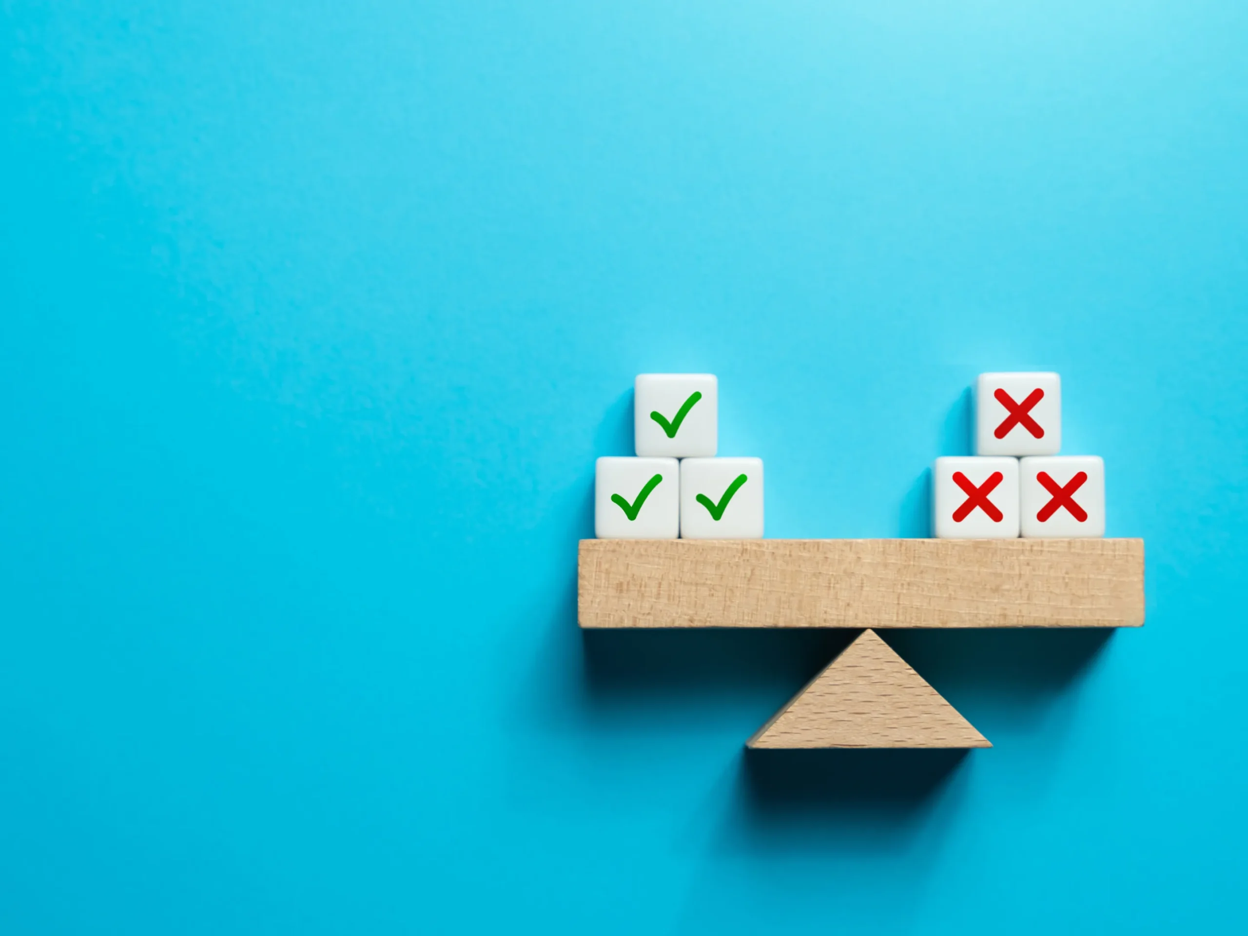 the pros and cons of repetition in advertising: picture representing a scale of pros and cons